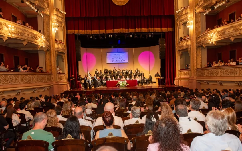 UCEL celebró el Acto de Graduación de la Promoción 2025 en el Teatro El Círculo